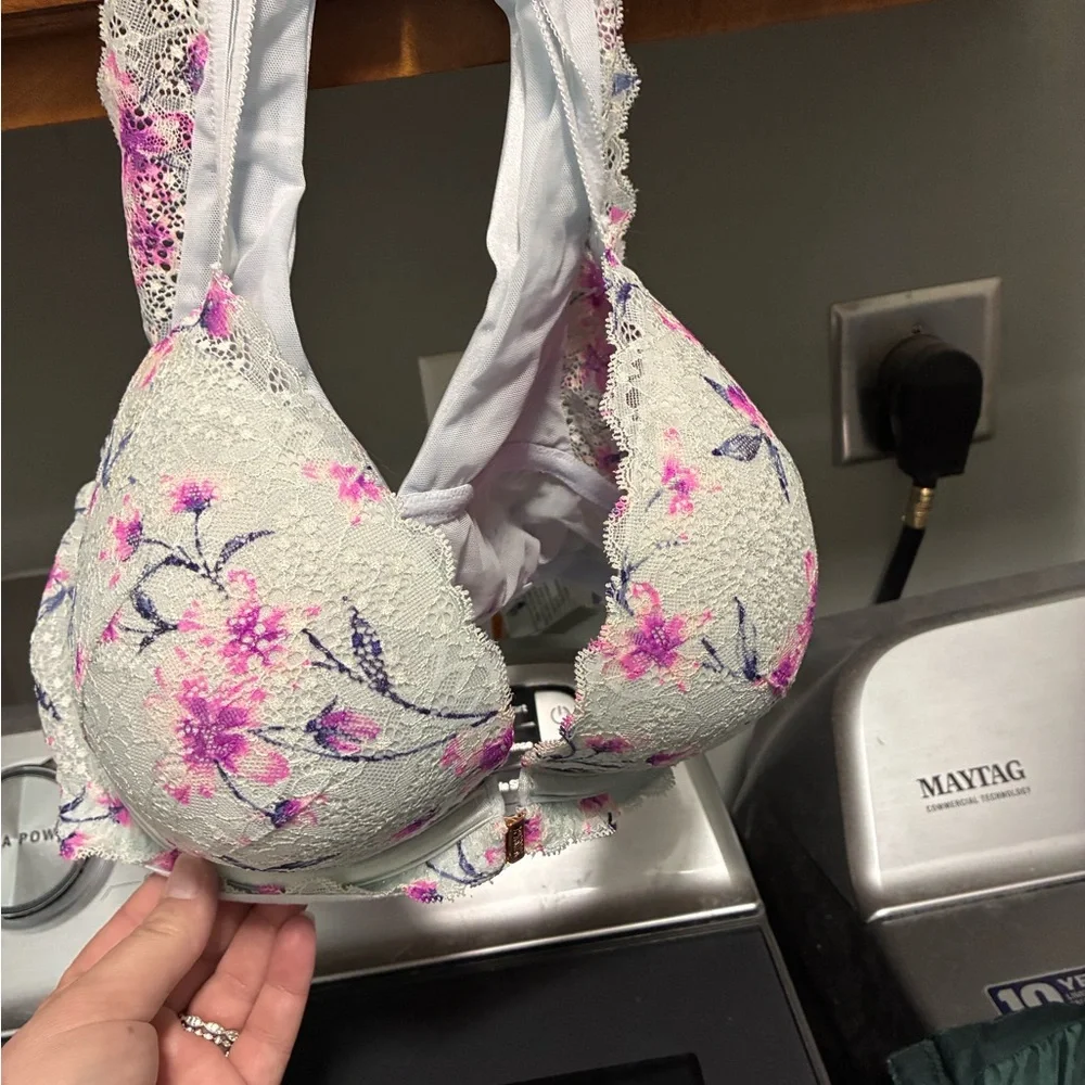 Victoria’s Secret 36DD Push Up Lace Floral Front Closure Bra - Picture 1 of 4